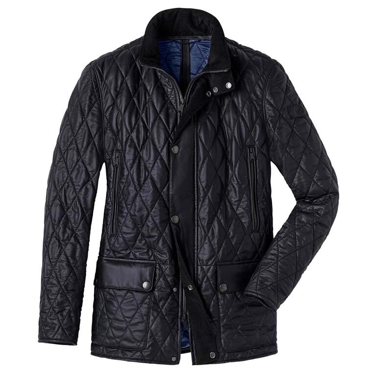 Veste matelassée en cuir de mouton accrochée à un mur blanc.
