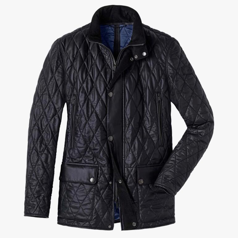 Veste matelassée en cuir de mouton accrochée à un mur blanc.