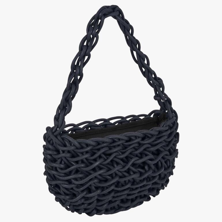 Sac tressé couleur marine vu de côté.