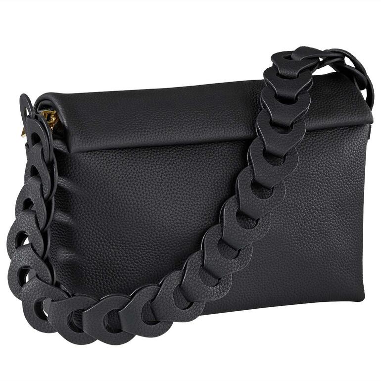 Sac à main noir avec large bandoulière tressée.