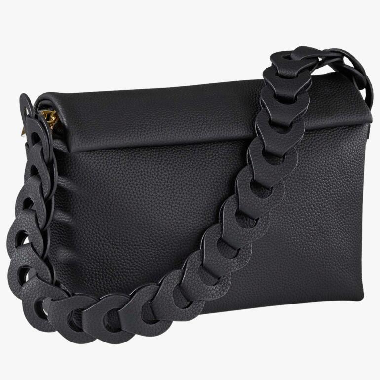 Sac à main noir avec large bandoulière tressée.