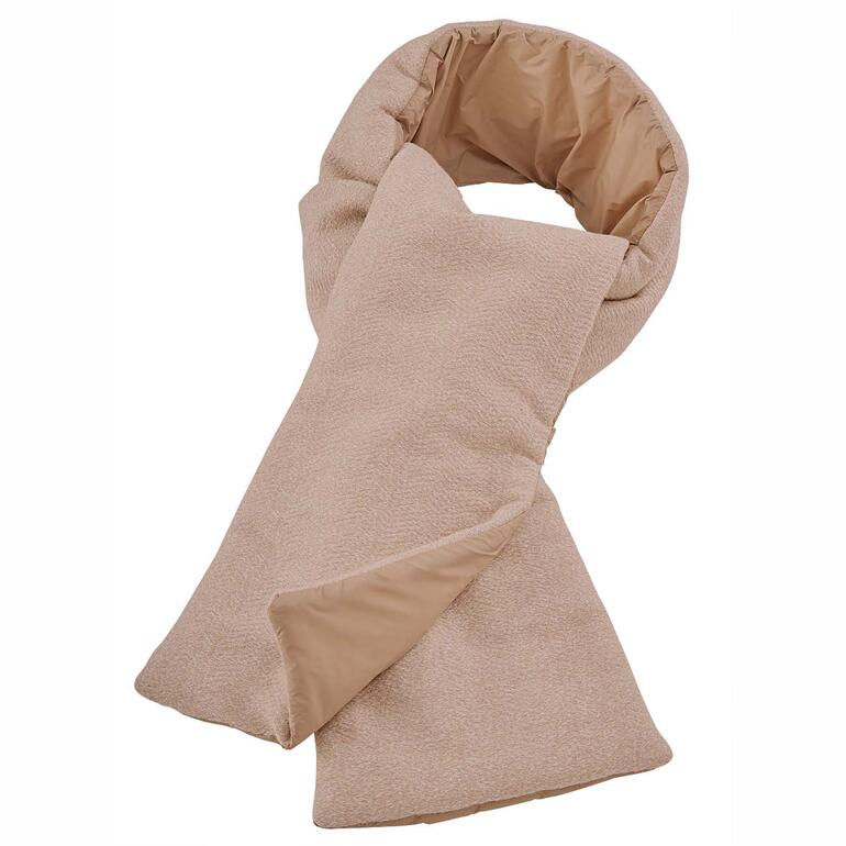 Écharpe double face matelassée beige pliée sur une table.