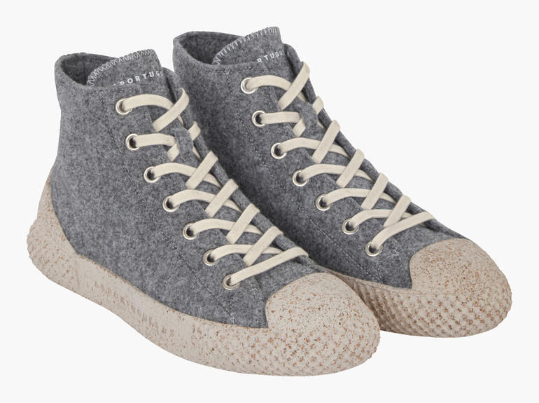 Paire de sneakers Asportuguesas ReWooly gris vues de côté avec des lacets.