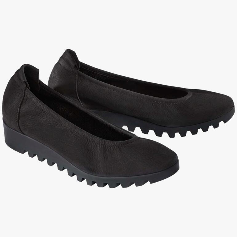 Paire de ballerines arche noires avec un design moderne.