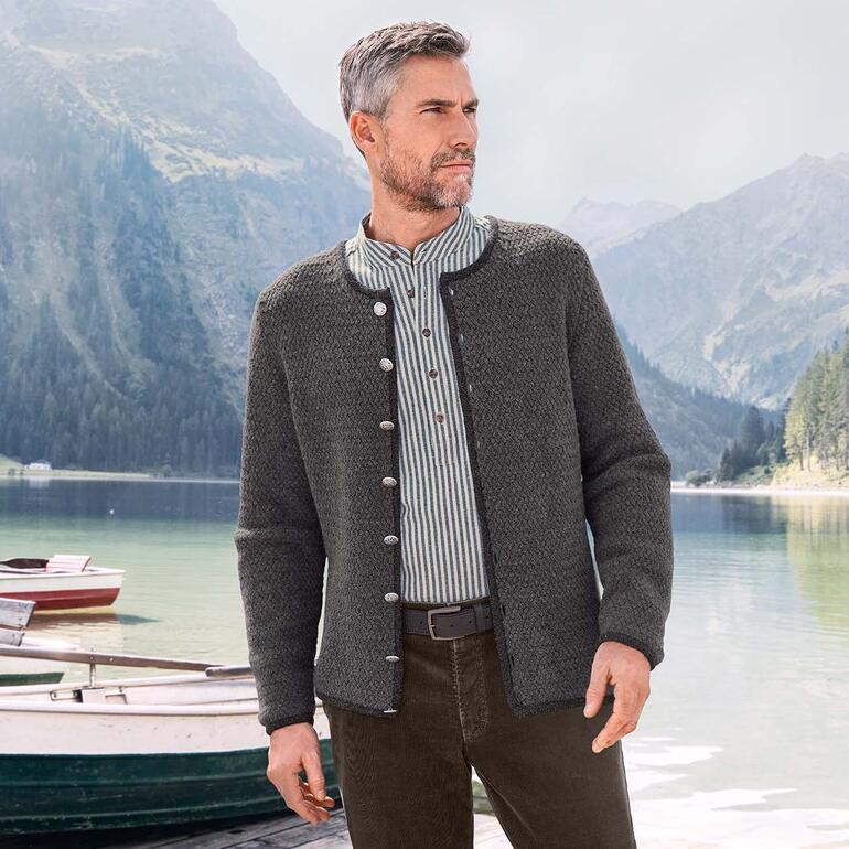 Pantalon en velours fin Thermolite® Homme portant une chemise en flanelle Grandfather grise dans la nature.