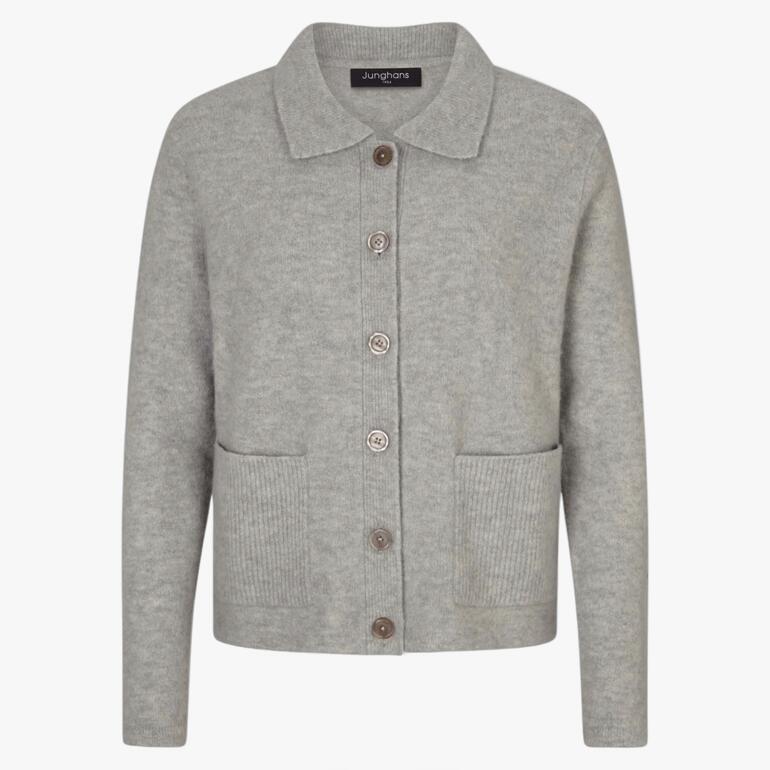 Cardigan gris avec des boutons et des poches, à plat sur un fond clair.