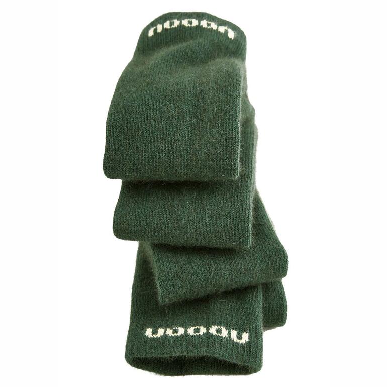 Vert Chaussettes unisex vertes sur un fond clair, empilées en plusieurs couches.