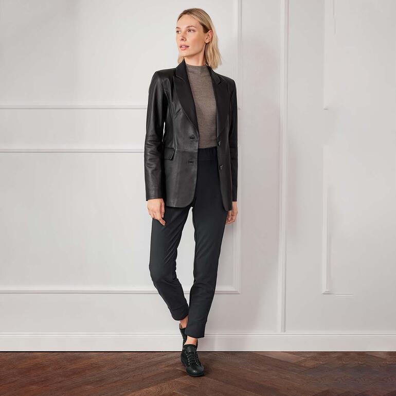 Blazer en cuir dʼagneau OCONI Femme portant un pull en col roulé noir avec un pantalon dans une ambiance élégante.