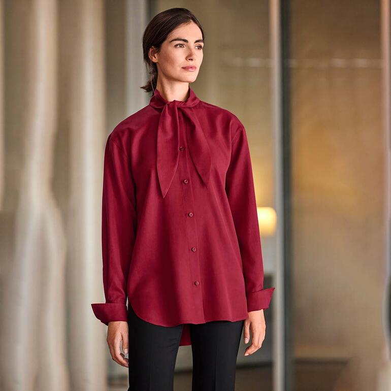 Blouse à col lavallière en Tencel™ Chemisier en twill de Tencel™ rouge avec un nœud au col.