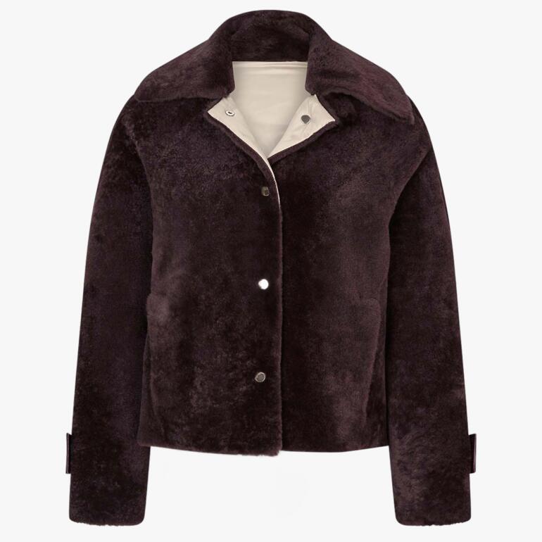 Veste réversible en agneau de couleur brun foncé.