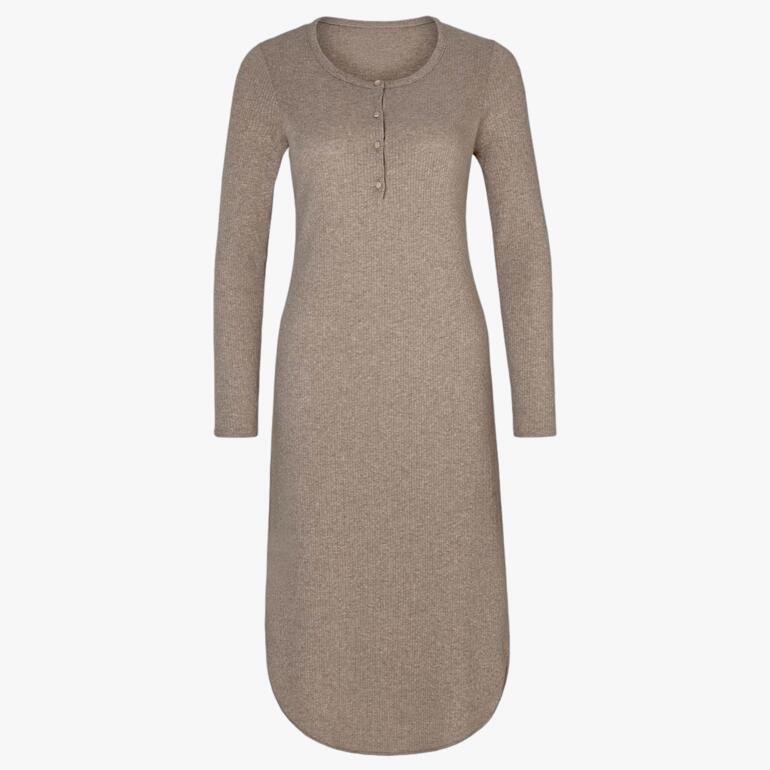 Robe de nuit beige avec des boutons et une coupe longue sur fond neutre.