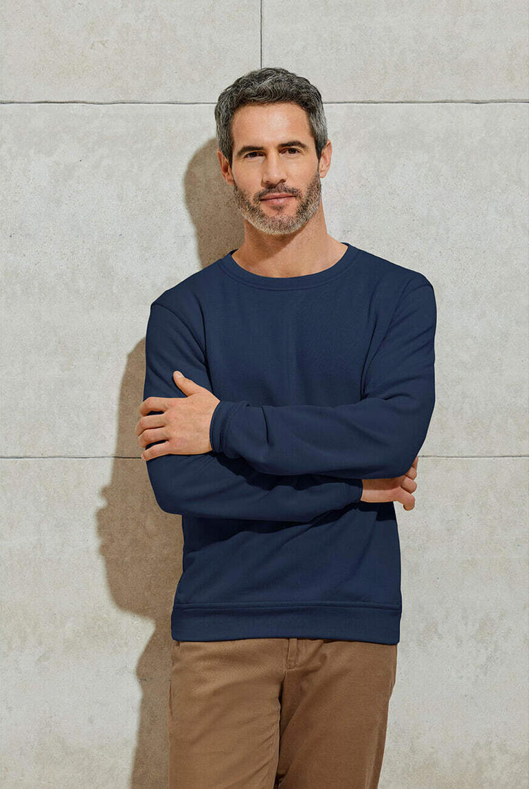 Sweat-shirt en cachemire Junghans 1954 Homme portant un sweatshirt en cachemire bleu avec les bras croisés