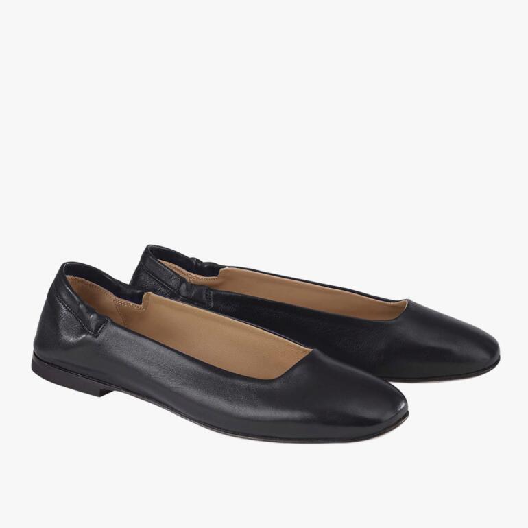 Ballerines noires, présentées de face et de côté