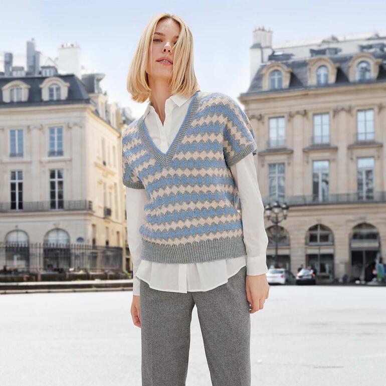 Par-dessus en alpaga Junghans 1954 Femme portant un pull en alpaga jacquard de Junghans, vue urbaine.