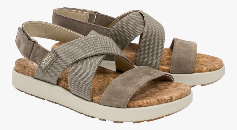 Deux sandales KEEN Cross-Strap taupe sur un fond blanc.