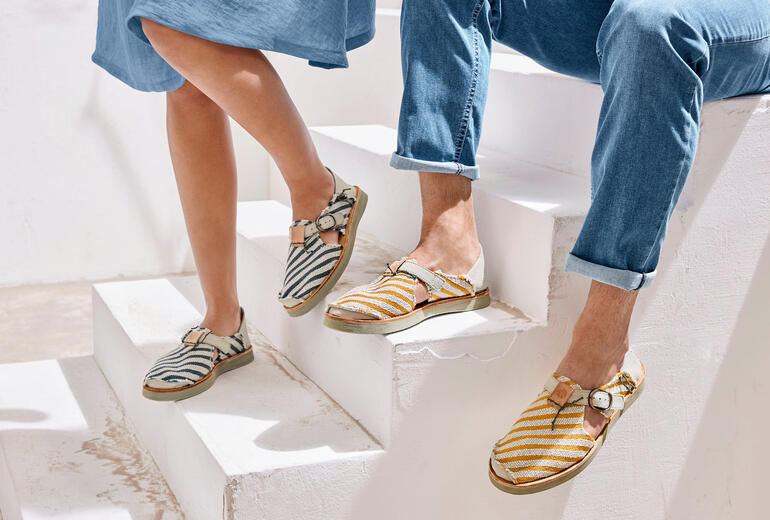 Bleu/Crème et Jaune/Crème Deux pieds dans des sandales en toile Satorisan sur un escalier