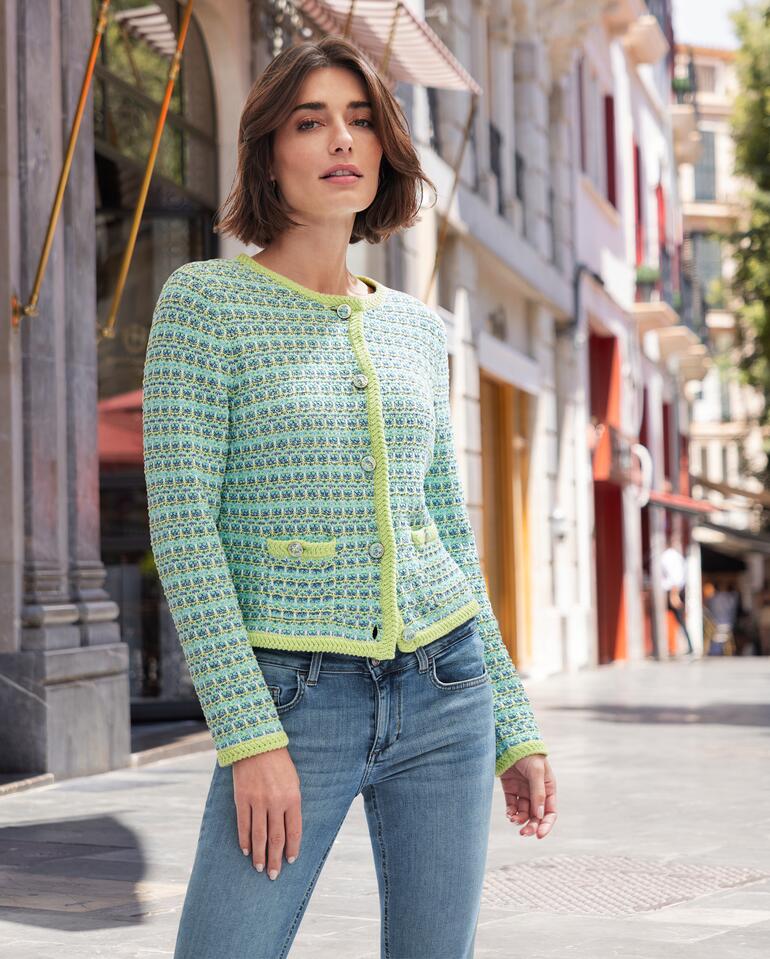 Femme posant dans le cardigan Junghans 1954 Couture dans la rue.