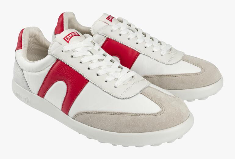 Baskets Camper Pelotas avec design rouge et gris.