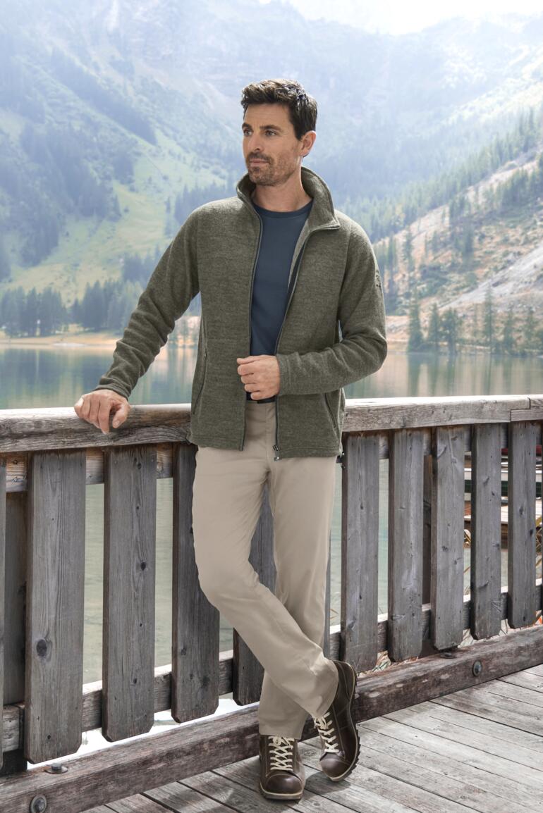 Homme en veste en Tencel au bord d'un lac.