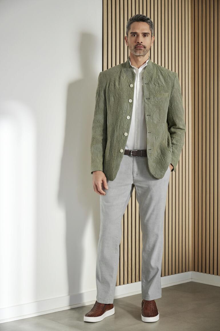 Pantalon en lin confortable Eurex Homme en tenue décontractée avec des mocassins en cuir de veau Casanova.