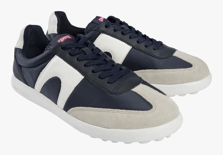 Sneaker Camper en blanc et bleu, vue de haut.