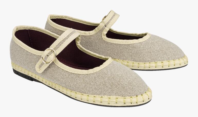 Paire de chaussures Mary Jane en lin beige, légèrement disposées sur le côté.