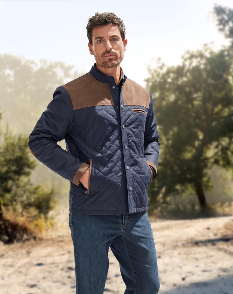 Veste country en lin Homme en veste en lin Country regardant sérieusement vers la caméra.