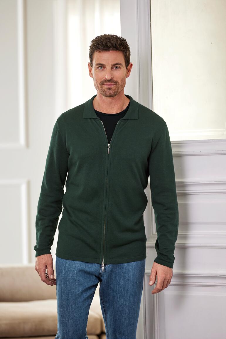 Vert Homme en veste verte et t-shirt noir souriant.