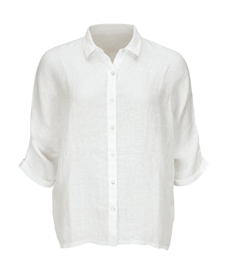 Chemise en lin blanc sur fond clair.