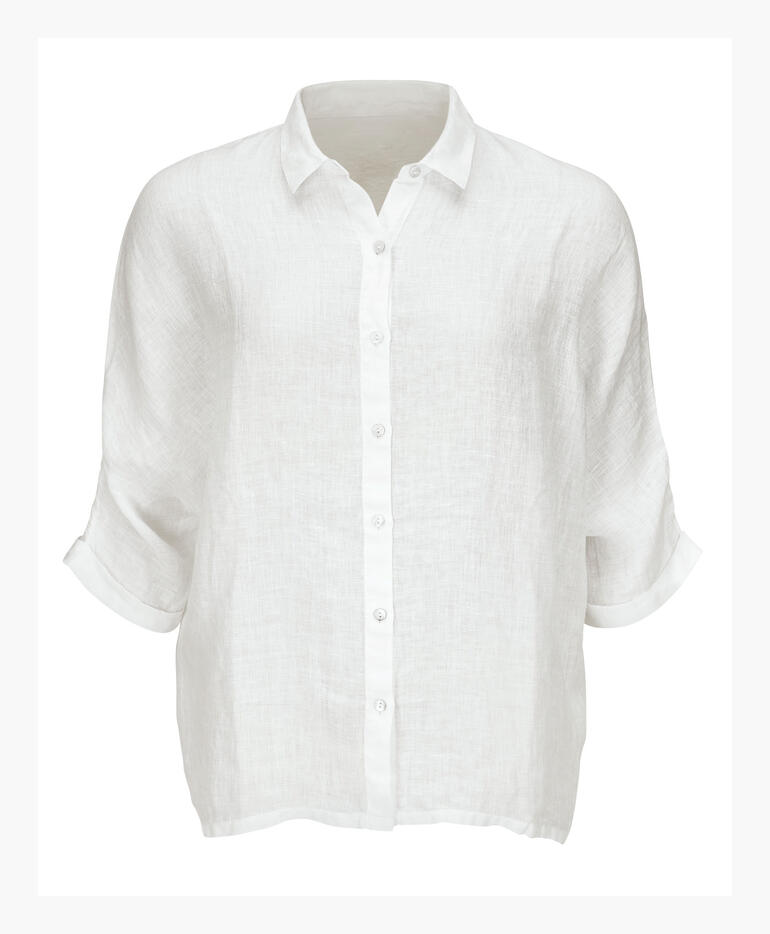 Chemise en lin blanc sur fond clair.