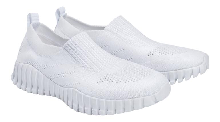 Paire de sneakers blanches avec un insert élastique sur la semelle.