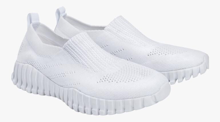 Paire de sneakers blanches avec un insert élastique sur la semelle.