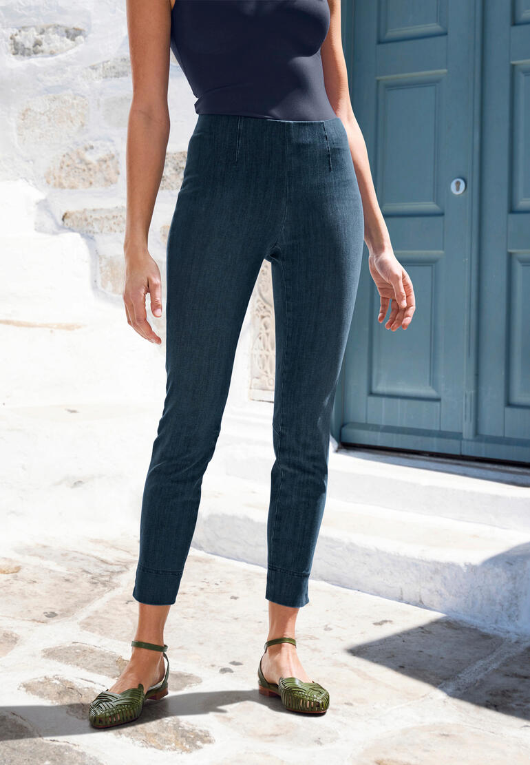 Jean à enfiler Sabrina Seductive Femme portant un pantalon slim Seductive Sabrina à l'extérieur.