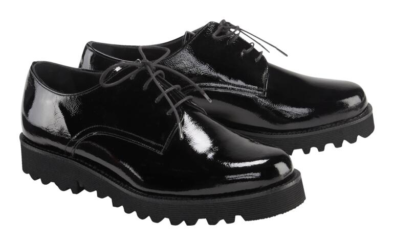 Chaussures derby noires en naplak ultraléger de Casanova, vue de devant.