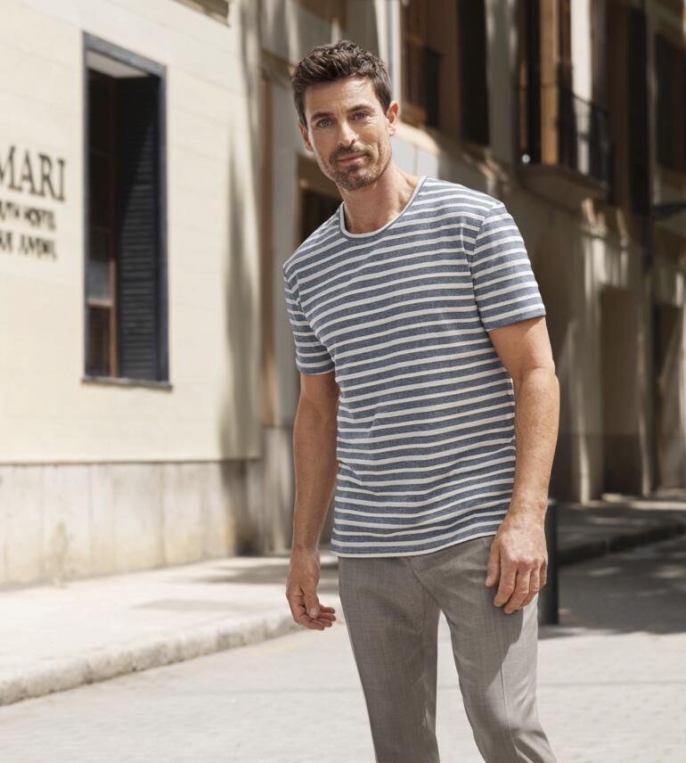 T-shirt à rayures en jacquard Junghans 1954 Homme portant un T-shirt rayé se tient dans une rue de la ville