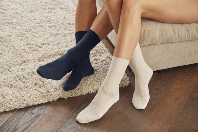 Paire de chaussettes en bambou, une en bleu foncé et une en beige