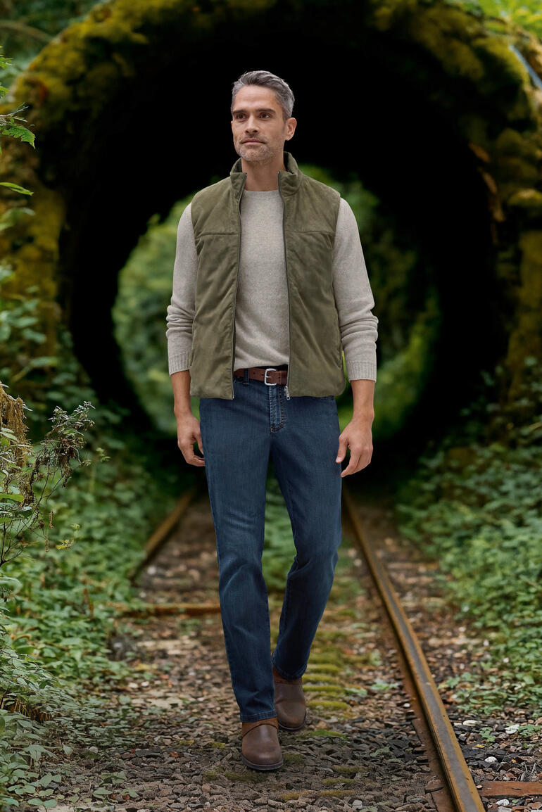 Homme portant un pull en cachemire et lin dans la nature.