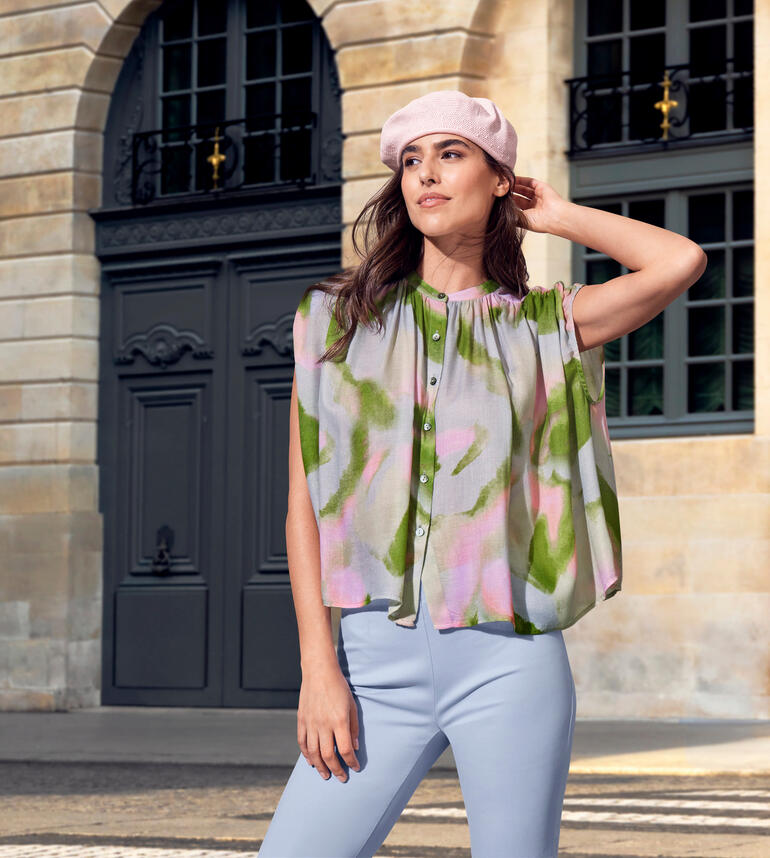 Blouse en modal crêpé Neu Nomads Chemisier féminin aux couleurs pastel avec motif floral sur fond lumineux.