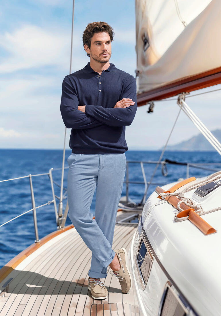 Beige Homme en tenue de bateau sur un bateau avec un fond maritime.