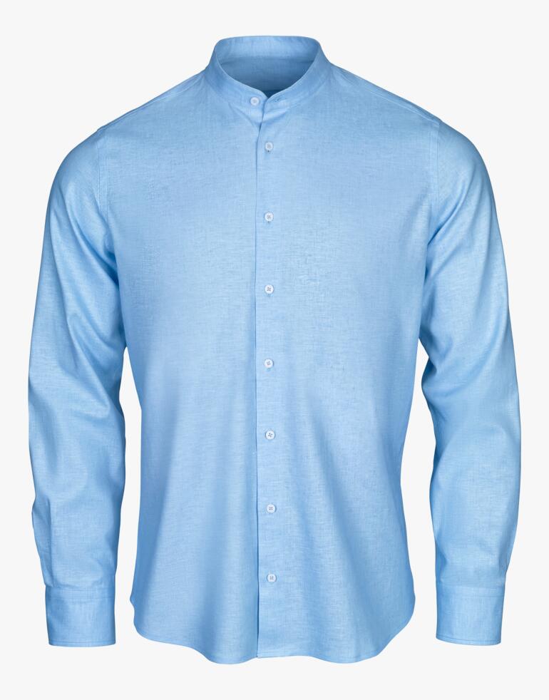 Chemise en lin bleu clair à manches longues, vue franche.