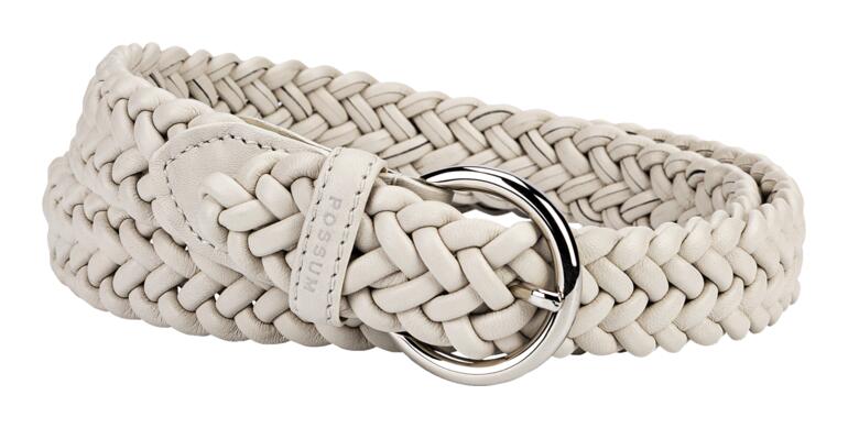 Ceinture en cuir tressé élastique offwhite, posée sur une table.