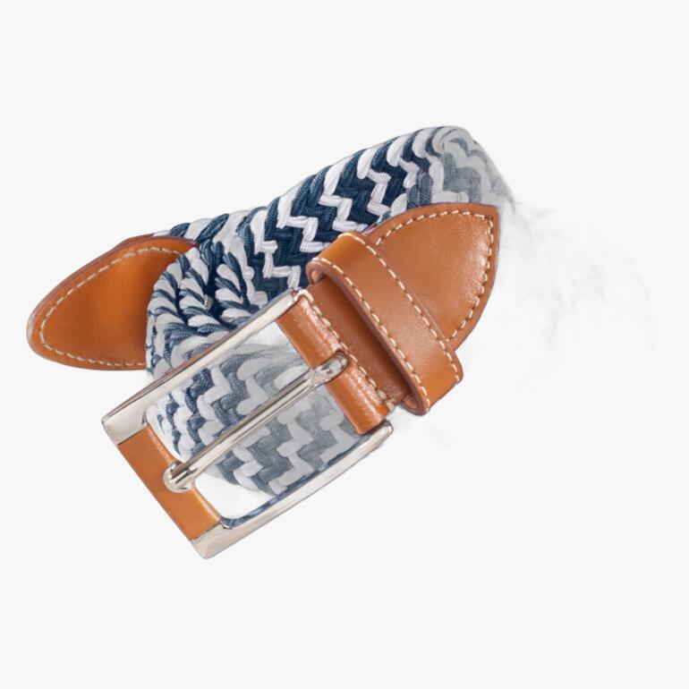 Ceinture élastique en bleu denim avec motifs en zigzag blancs et détails en cuir marron.