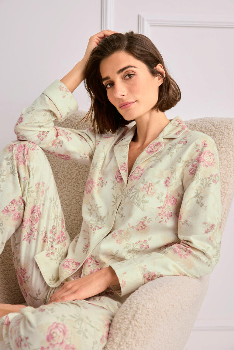 Pyjama floral Ralph Lauren Femme en pyjama florale Ralph Lauren, assise et pensive.