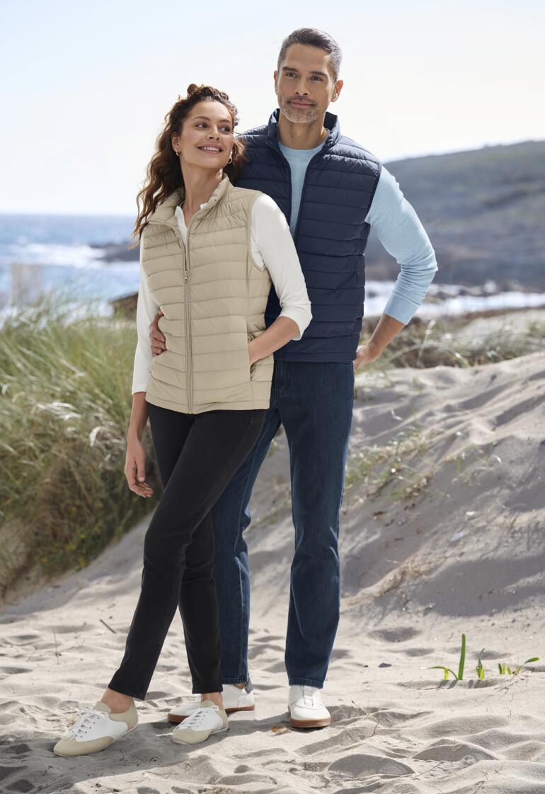 Femme, Beige et Homme, Marine Couple portant des gilets en duvet légers sur la plage