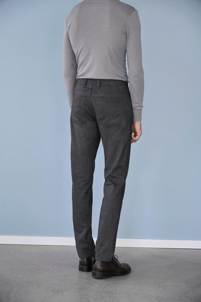 Gris Homme vu de dos en pantalon smart-casual gardeur, gris.