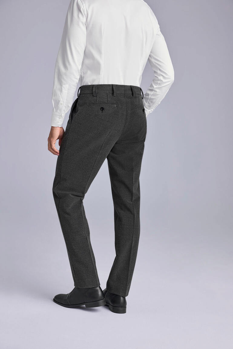 Homme vu de dos en pantalon en corduroy Eurex by Brax, gris.