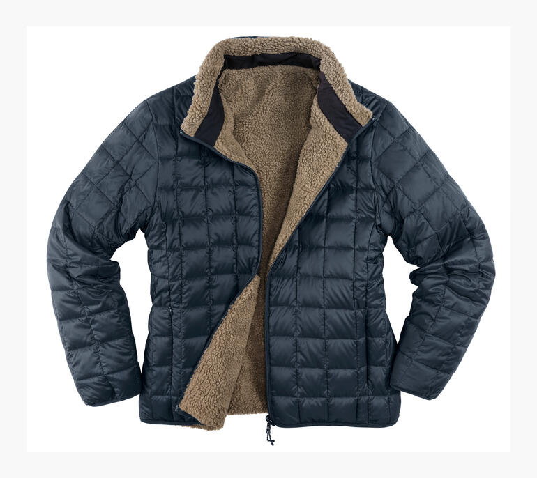 Gros plan de la veste en duvet Taion de couleur bleu foncé.