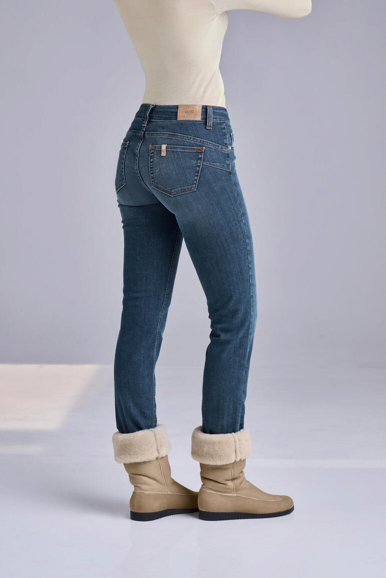 Jean Bottom up « Better Denim » Femme montrant le dos en jeans bleu et bottes d'hiver brunes.