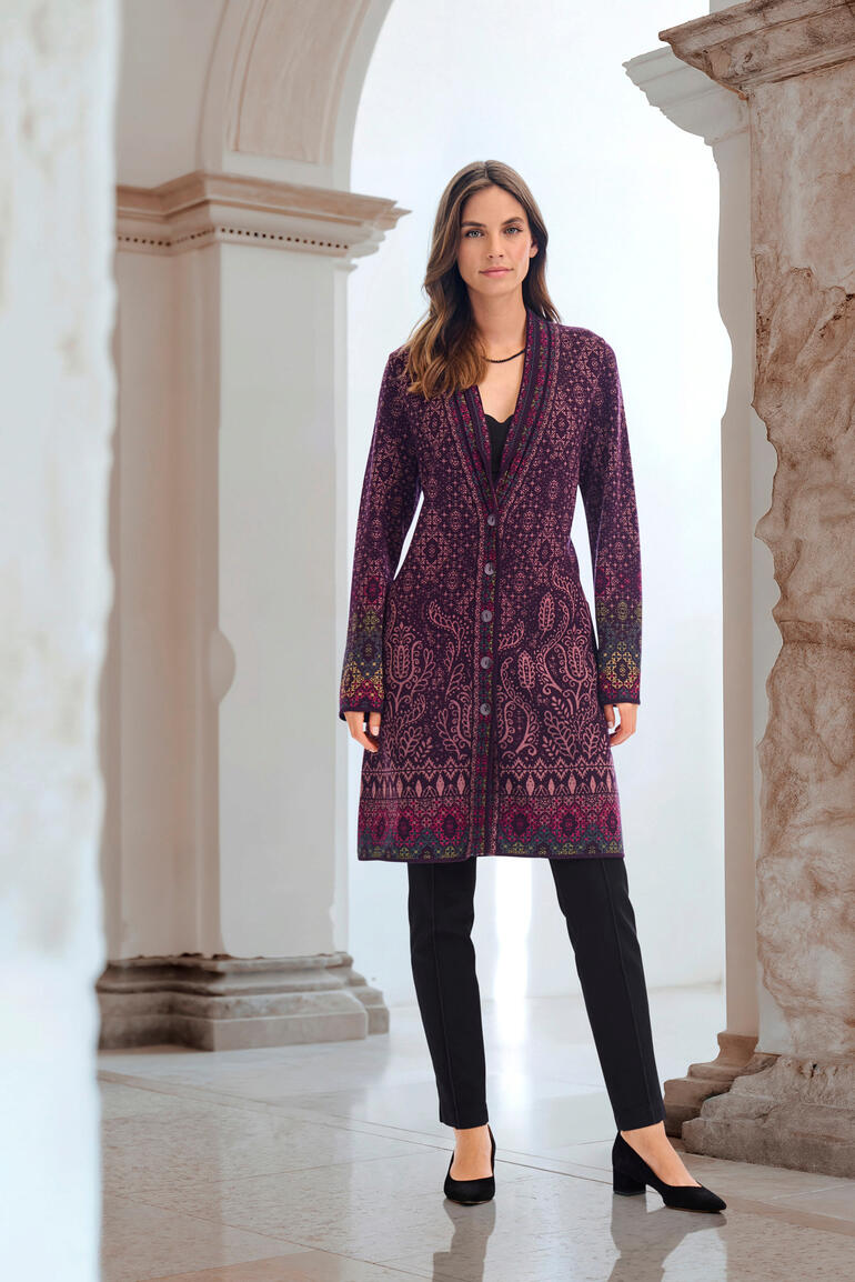 Cardigan long en jacquard IVKO Cardigan long jacquard IVKO avec motif coloré, porté par une femme.