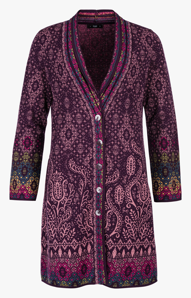 Cardigan long jacquard IVKO en vue complète, devant avec boutons.